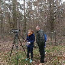Kamerzysta p. Dariusz Wiśniewski prowadzi z młodzieżą zajęcia praktyczne w terenie